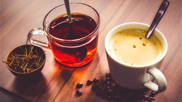 日常喝長期大量咖啡、濃茶等，都可能加快鈣的流失。