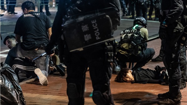 反送中期间，警方多次暴力拘捕并用胡椒喷雾喷射无辜市民。资料图片。（图片来源：Getty Images）
