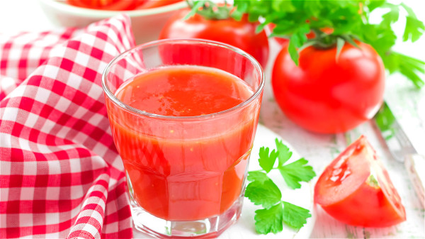 每天一杯西红柿汁，可获得丰富的番茄红素，能降低坏胆固醇。