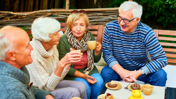 老人们平时可以多相聚聊聊天，多活动关节，促进大脑神经灵敏度。