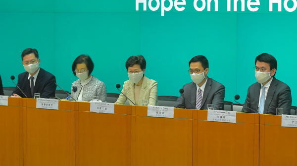行政长官林郑月娥（左三）5月5日出席政府宣布抗疫措施的记者会。（图片来源：香港政府新闻处）
