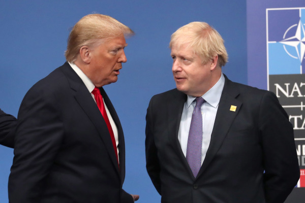 2019年12月4日北约在英国沃特福德举行首脑峰会，川普与约翰逊交谈。