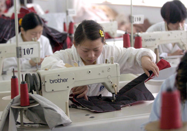 女工在宁波制衣厂