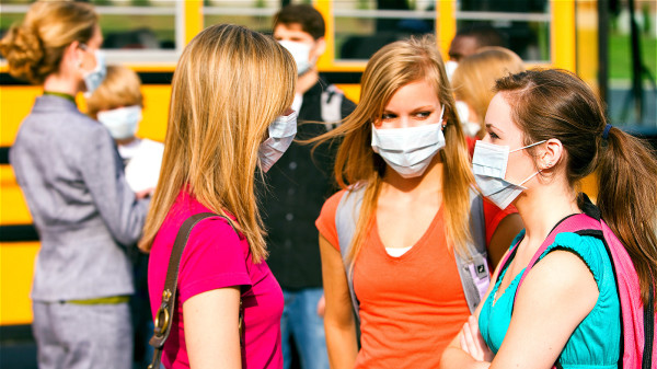 美国疾病预防控制中心（CDC）表示有证据表明很多武汉肺炎（Covid-19）病毒患者是无症状的或是症状前的。据此，到6月25日为止，美国有18个州命令出门，特别是去公共场所时，必须戴口罩或面罩。