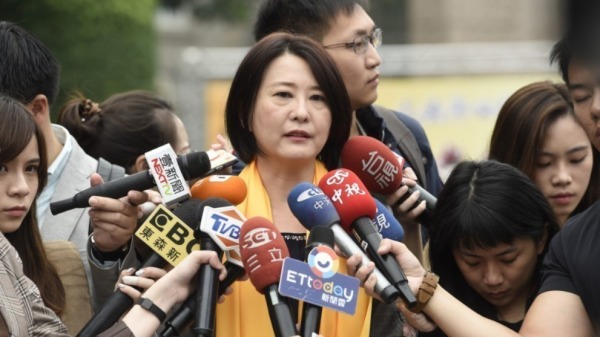 王鸿薇日前上节目批评台湾政府，引发热议，作家冯光远在个人脸书发文写到，她可能成“台北市市委书记”。