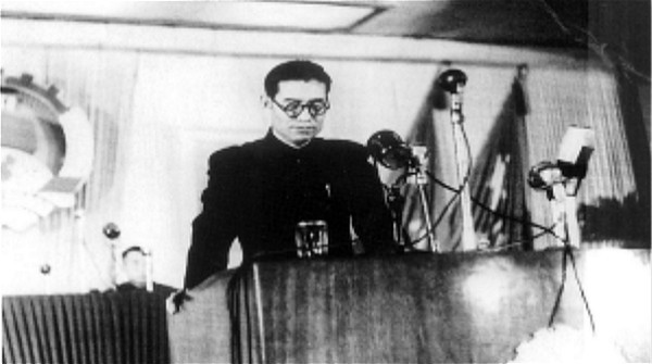 1949年，解放区代表高岗在新政协会议上讲话。