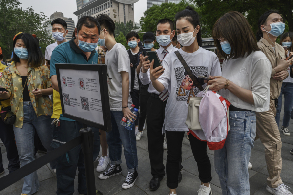 5月3日 北京 扫健康码的市民