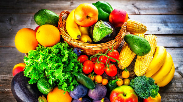 维生素C的摄取来源可以是蔬菜、水果，也可以直接服用维生素C片。