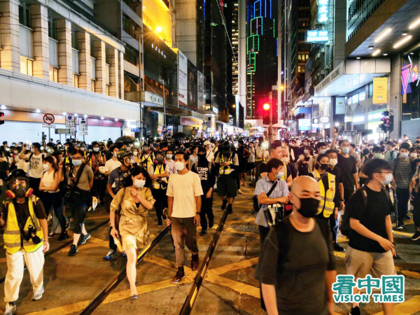 2020年6月9日晚，数以千计港人涌上中环街头游行，纪念反送中一周年。游行其后遭港警武力驱散。（图片来源：庞大卫/看中国）