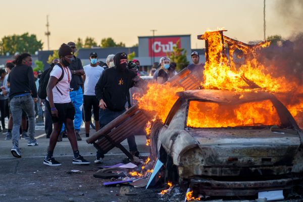 2020年5月28日，抗議者在明尼阿波利斯市第三警察區附近燒毀汽車。