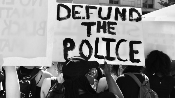 「黑命貴」（BLM）運動在示威中打出的「解散警察」的標語牌