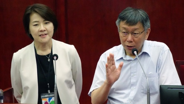 台北市長柯文哲11日在議會答詢期間說，一國兩制在香港證明失敗，在台灣則不被接受，他表達尊重，「這叫外交辭令」，他不會提支持或是不支持。左為副市長黃珊珊。