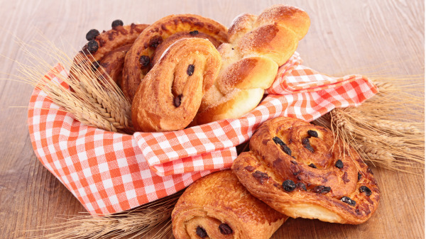 面包制作时需要奶油、烤酥油等油脂，会导致胆固醇居高不下。