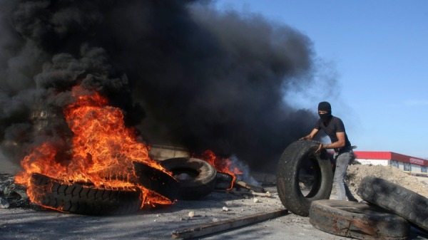 2020年6月12日，由于黎巴嫩镑狂贬引发示威游行，并在高速公路上的一座桥梁，用燃烧轮胎来堵路