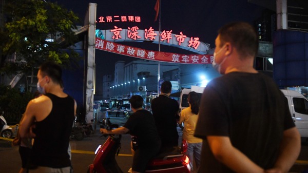自從6月間北京新發地爆發疫情後，中國當局持續將病毒起源歸咎於「進口冷凍食品」。