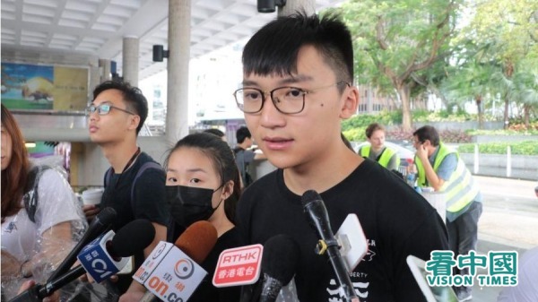 香港中学生行动筹备平台发言人郑家朗等人回应12日晚上，在铜锣湾怀疑有港警以压头跪颈形式，拘捕该平台一位女成员事件。资料照。