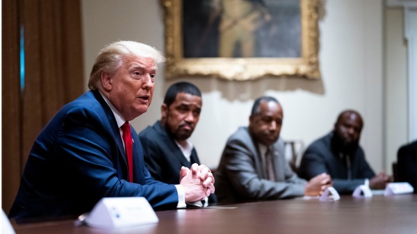 川普和非裔領袖6月10日在白宮舉行圓桌會議。（圖片來源：Doug Mills-Pool/Getty Images）
