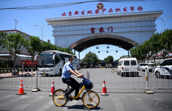 中共病毒疫情在北京爆發期間，北京市新發地有45人「咽拭子陽性」。