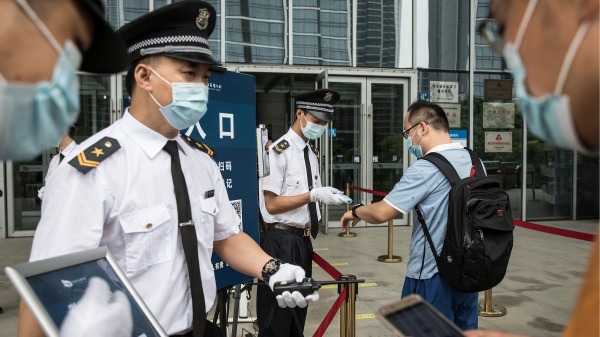 香港政府公布将于9月1日起推行全民自愿参与的“普及社区检测”计划，在全港18区为市民免费采样。不少市民担心检测结果涉及个人DNA及资料会随时“送中”，更担心牵涉到活摘器官。