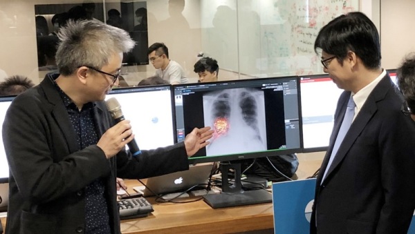 台灣人工智慧實驗室（Taiwan AI Labs）創辦人杜奕瑾（左）表示，透過AI人工智慧，能有效判斷一般肺炎、武漢肺炎病患的X光影像，而準確率高達99%以上。