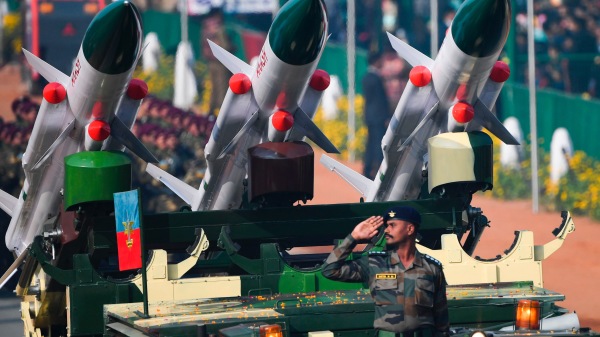 中印边境局势紧张，印度国防部长日前表示，印度已不再是弱国，在任何情况下都不会轻易与中共妥协。