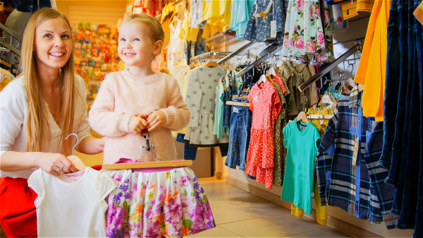 建议给孩子购买衣服最好选择颜色淡一些的，纯棉类的服装。