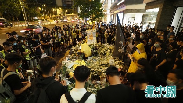 香港反送中運動中第一位身亡的示威者梁凌杰，身著黃色雨衣逝世至昨日已滿1年了，數百名繫上白絲帶的黑衣人在太古廣場外排隊獻花悼念。