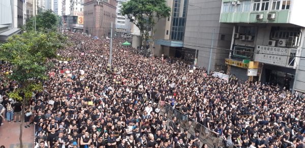 6月16日，200百萬香港人走上街頭參加反送中遊行