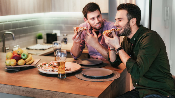 男性吃饭要细嚼慢咽，才是对健康最有利的吃饭方式。
