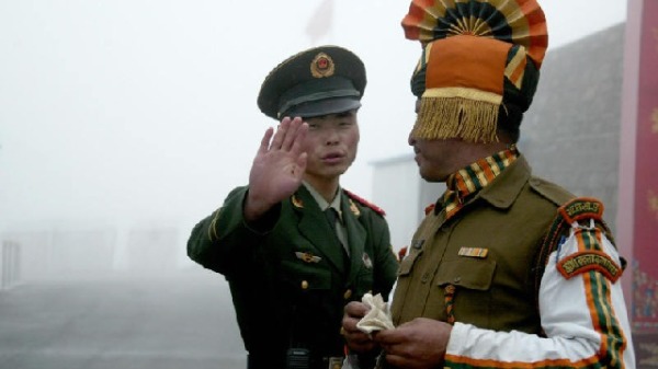 图为2008年7月10日，中印士兵站在印度和中国之间古老的纳图拉边境过境点。