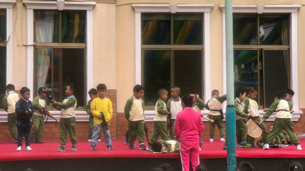 拉薩幼兒園的孩子們在表演「抗日神劇」。
