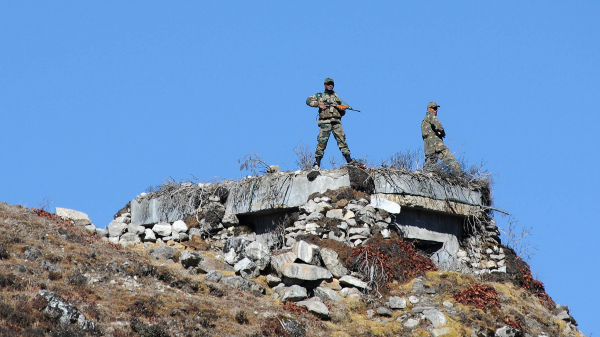 2012年10月21日，印度陸軍人員對位於印度阿魯納恰爾邦中印邊界保持警惕。