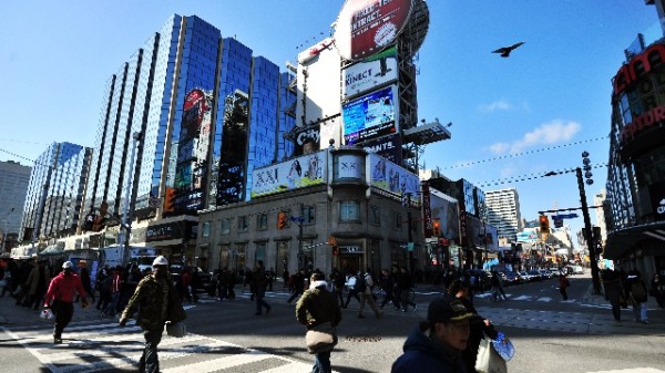 3月14日，民眾走在加拿大多倫多市中心街頭。