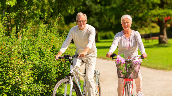 老年人可选择做一些能增强膝关节功能的运动，比如骑自行车、游泳等。