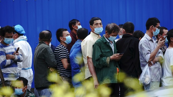 北京民众排队进行核酸检测