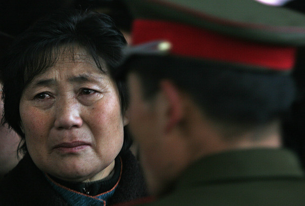 天下同理父母心，一名中國母親在和參軍的兒子告別時難忍眼淚。