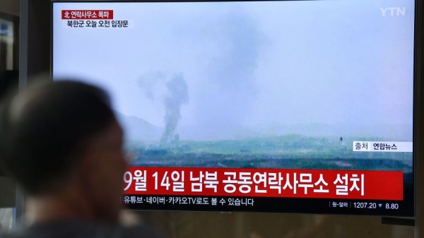 2020年6月16日,在首爾的一家火車站的電視畫面出現，朝鮮炸毀了位在開城的韓朝共同聯絡辦事處。