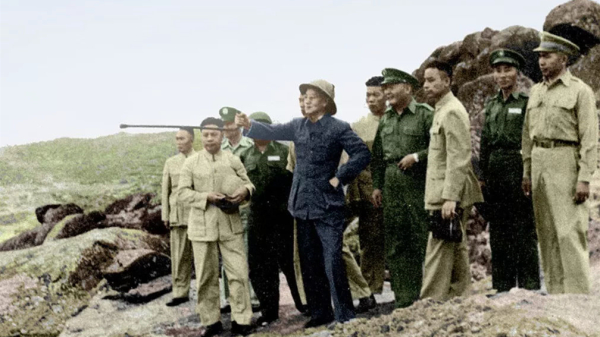 中共从未放弃武力犯台，照片为蒋氏父子摄于1958年823炮战期间。
