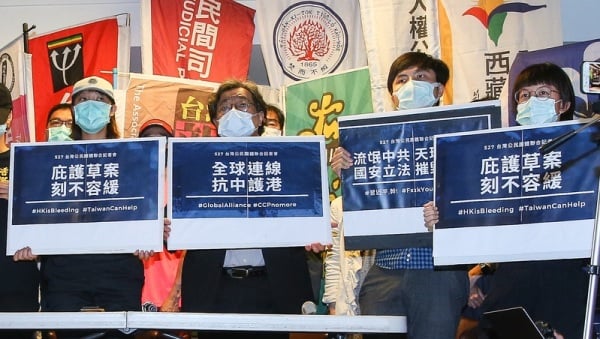 27日，香港边城青年等团体针对港版国安法在台北举办记者会，会上亦高喊“流氓中共天理不容、国安立法摧毁香港”等口号。