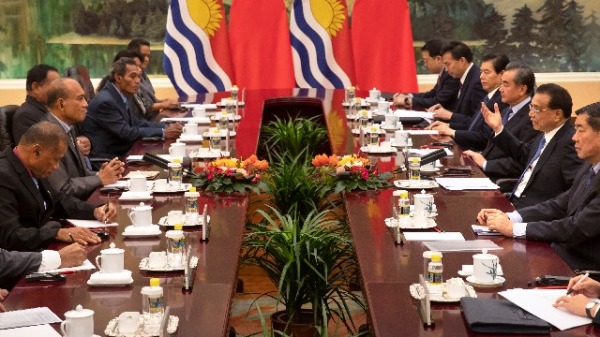 2020年1月6日，基裡巴斯總統內希．馬茂（Taneti Maamau）訪問中國期間，與李克強會談。(16:9)