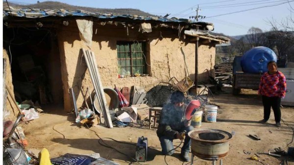 2017年延安贫困农民杨氏夫妻住了17年的土坯房。