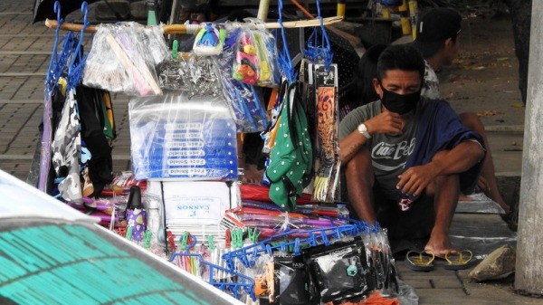 菲律宾市面上贩售口罩多为大陆制，就有台商从台湾进口机具和原料，希望解决在菲律宾很难购买到台湾制口罩的问题。图为黎萨公园（Rizal Park）附近的一名戴着布口罩的路边小贩。