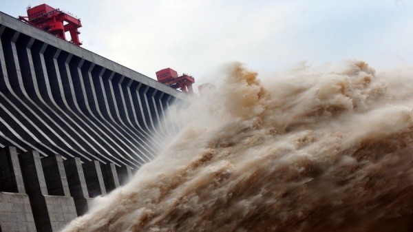 长江第3波洪水袭来之际，长江三峡大坝上游再次爆发地震，这已经是本月内三峡上游接连发生的第六起地震。