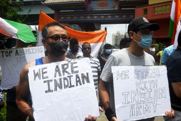 2020年6月20日，在加尔各答举行游行期间，有中国血统的印度公民举起标语牌和印度国旗高喊口号，支持印度军队。