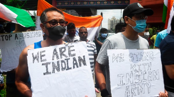 2020年6月20日，在加尔各答举行游行期间，有中国血统的印度公民举起标语牌和印度国旗高喊口号，支持印度军队。