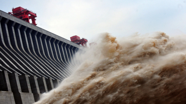綦江流域将出现1940年以来的超历史洪水，三峡大坝随时有溃坝的危险。