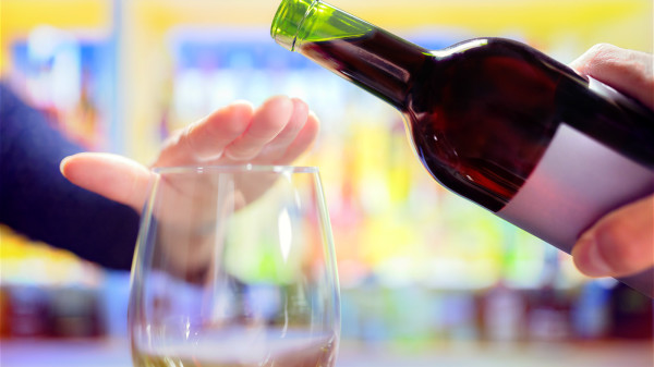 酒会对身体很多损害，为了健康要少喝酒和不喝酒。