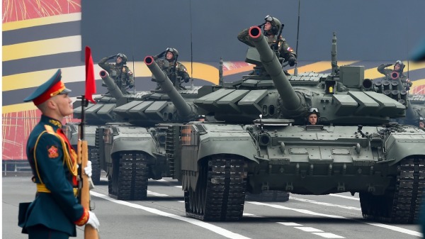 俄在中国大门前阅兵展示超级巨炮等新式武器