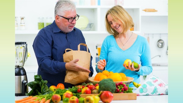 预防高血脂应该注意饮食健康，可以多吃新鲜的蔬菜和水果，能降血脂。