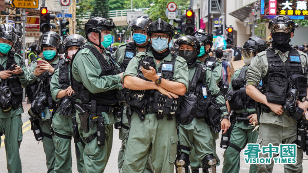 5月24日 香港警察在街头布防